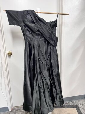 Black One-Shoulder Formal Gown Dress